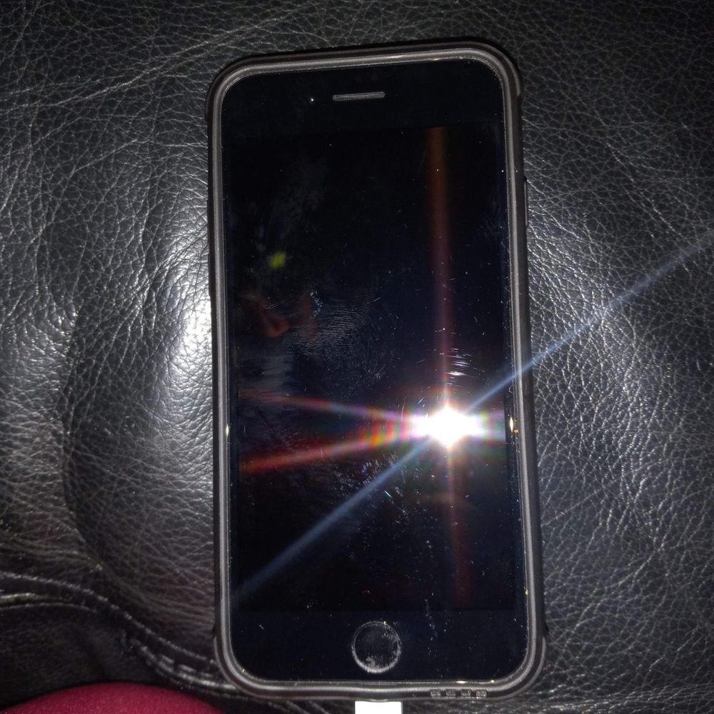 iPhone SE 2020 comes with a phone case